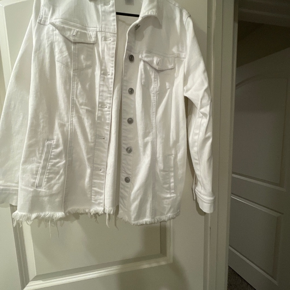 CHICOS WHITE DENIM JACKET WITH FRINGE BOTTOM